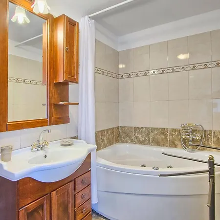 Stancija Bursic بيت للعطل بولا